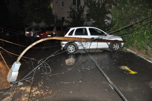 Beznă pe strada Oleg Danovski: o macara a smuls cablurile din zonă